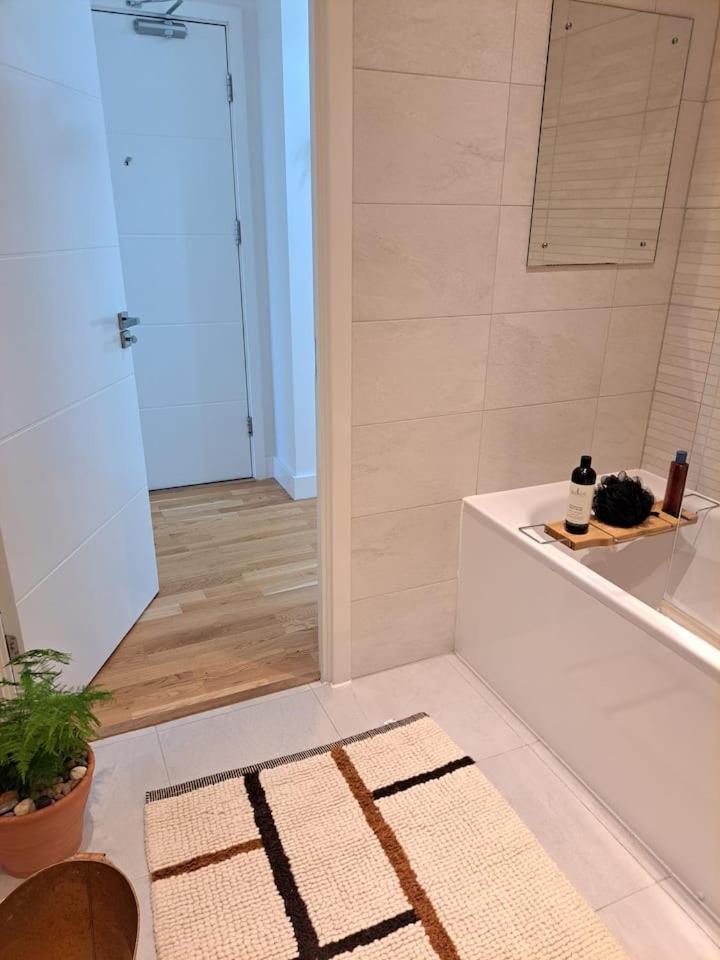 Cozy Double Room With Large En Suite Near Canary Wharf London With Amazing Views In A Shared Apartment 외부 사진