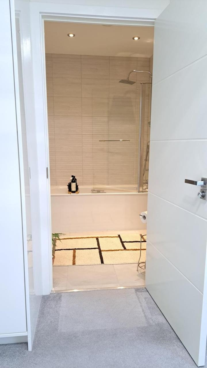 Cozy Double Room With Large En Suite Near Canary Wharf London With Amazing Views In A Shared Apartment 외부 사진