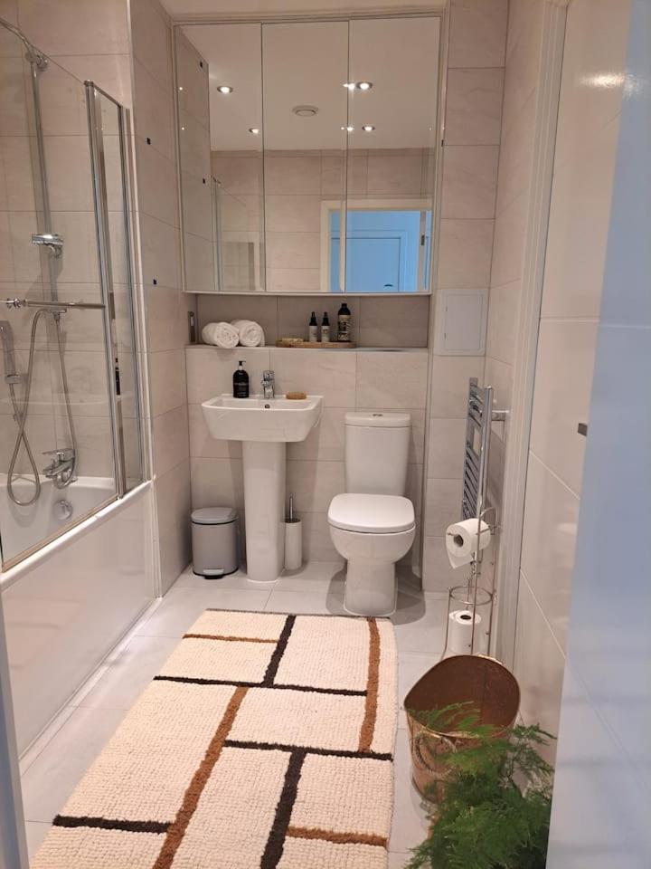 Cozy Double Room With Large En Suite Near Canary Wharf London With Amazing Views In A Shared Apartment 외부 사진